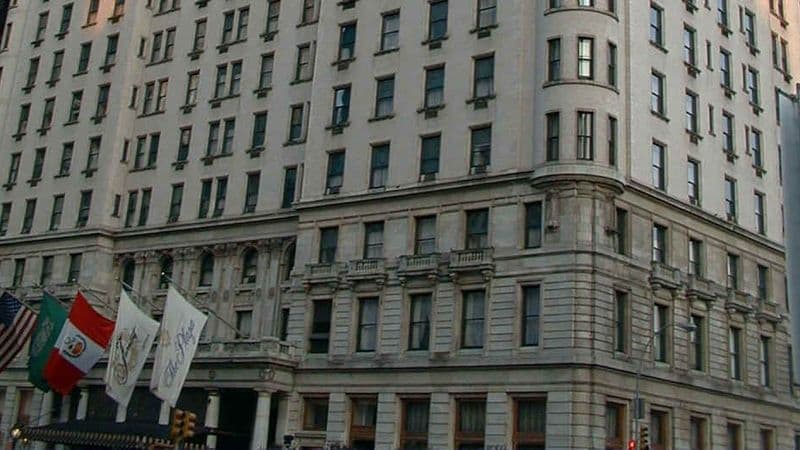 Image of a commercial building in the city.